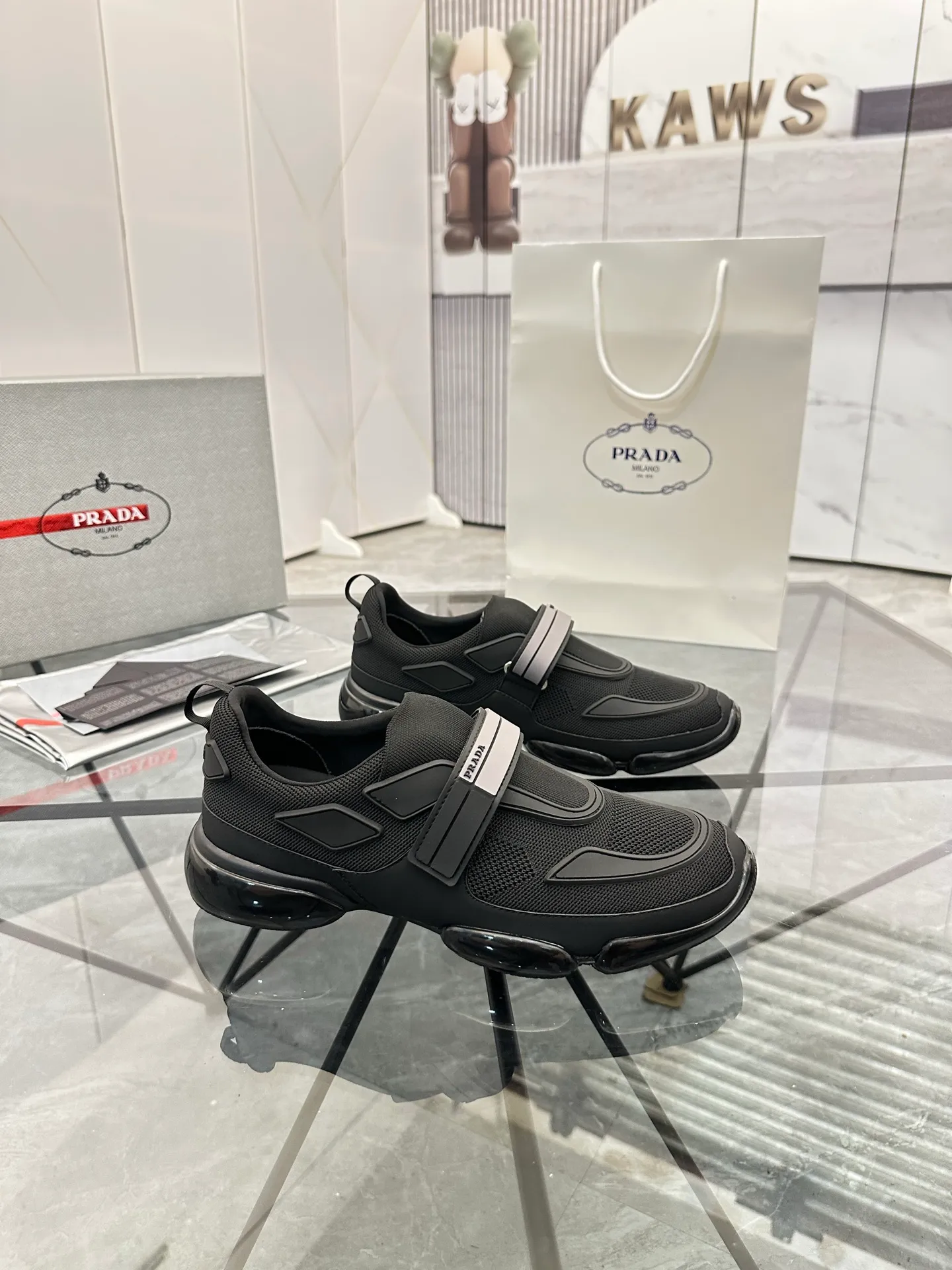 Men's shoes: 💰P500¥ High-end top quality Product trademark: Prada *"Prada*" low-top casual shoes Regular size: 38-45 (can be customized to 46) One size larger Product materials: imported breathable fly weave upper, professional glue-making process, breathable lining, cowhide foot pads, original outsole. No.: 001